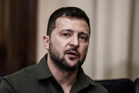 Tổng thống Ukraine Volodymyr Zelensky gặp người đồng cấp Hy Lạp Katerina Sakellaropoulou tại Athens, ngày 21-8 - Ảnh: REUTERS Tổng thống Ukraine Volodymyr Zelensky gặp người đồng cấp Hy Lạp Katerina Sakellaropoulou tại Athens, ngày 21-8 - Ảnh: REUTERS
