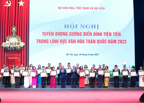 Thủ tướng Phạm Minh Chính và Bộ trưởng Bộ Văn hóa - Thể thao và Du lịch Nguyễn Văn Hùng trao bằng khen cho các điển hình tiên tiến trong lĩnh vực văn hóa - Ảnh: TRẦN HUẤN Thủ tướng Phạm Minh Chính và Bộ trưởng Bộ Văn hóa, Thể thao và Du lịch Nguyễn Văn Hùng trao bằng khen cho các điển hình tiên tiến trong lĩnh vực văn hóa - Ảnh: TRẦN HUẤN