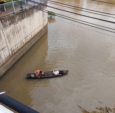 Người tài xế (mặc áo sơ mi) được cứu lên thuyền, còn chiếc ô tô bị chìm chưa trục vớt được - Ảnh: T.D. Tài xế (mặc áo sơ mi) được cứu lên thuyền, còn chiếc ô tô bị chìm chưa trục vớt được - Ảnh: T.D.