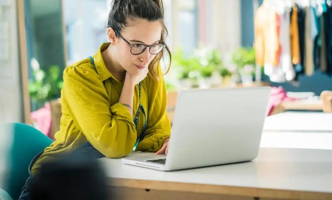 Kiểm tra Email? Có lẽ bạn đang ngưng thở - Ảnh 1. Làm việc nhiều trước màn hình máy vi tính dễ ảnh hưởng đến hơi thở - Ảnh: BUSINESS INSIDER