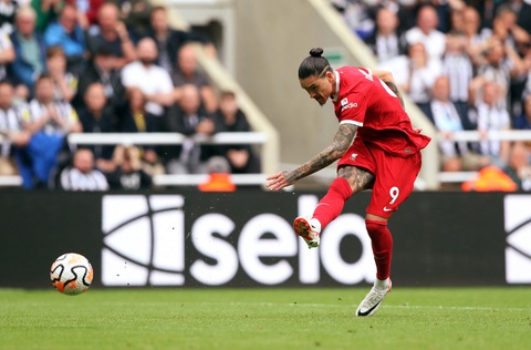 10 người Liverpool thắng ngược Newcastle một cách khó tin - Ảnh 4. Nunez tỏa sáng rực rỡ giúp Liverpool ngược đòng - Ảnh: REUTERS