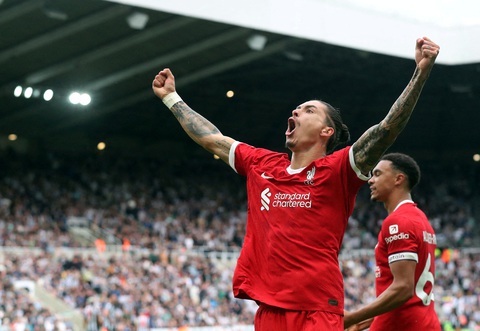 10 người Liverpool thắng ngược Newcastle một cách khó tin - Ảnh 1. Darwin Nunez lập cú đúp bàn thắng giúp Liverpool lội ngược dòng thắng Newcastle 2-1 - Ảnh: REUTERS
