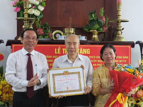 Bí thư Nguyễn Văn Nên trao huy hiệu Đảng cho ông Huỳnh Đảm - Ảnh 1. Bí thư Thành ủy TP.HCM Nguyễn Văn Nên (bìa trái) trao tặng huy hiệu 55 năm tuổi Đảng và hoa chúc mừng ông Huỳnh Đảm - Ảnh: THÀNH ỦY TP.HCM