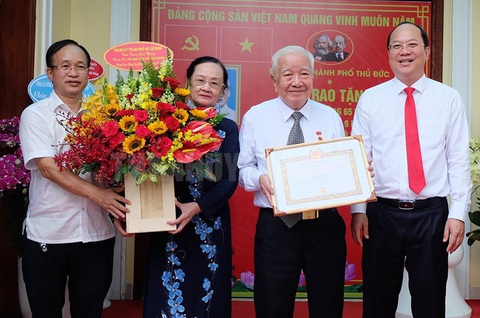 Bí thư Nguyễn Văn Nên trao huy hiệu Đảng cho ông Huỳnh Đảm - Ảnh 2. Phó bí thư Thành ủy TP.HCM Nguyễn Hồ Hải (bìa phải) trao huy hiệu đảng và tặng hoa chúc mừng trung tướng Võ Thái Hòa - Ảnh: THÀNH ỦY TP.HCM