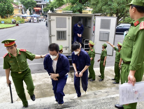 Sáng nay 13 cựu cán bộ Công an phường Phú Thọ Hòa hầu tòa - Ảnh 3. Các bị cáo bị dẫn giải đến tòa sáng 28-8. Ảnh: TTD