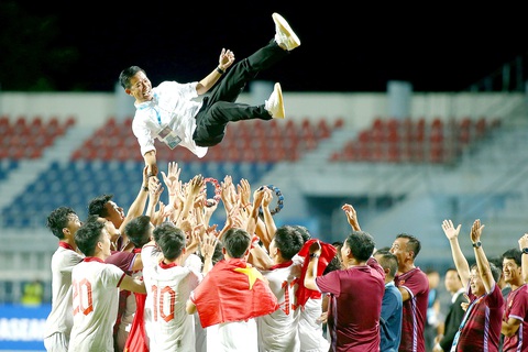 U23 Việt Nam cùng HLV Hoàng Anh Tuấn vượt qua thử thách đầu tiên trên hành trình hướng đến Olympic 2024 - Ảnh: HOÀNG TÙNG U23 Việt Nam cùng HLV Hoàng Anh Tuấn vượt qua thử thách đầu tiên trên hành trình hướng đến Olympic 2024 - Ảnh: HOÀNG TÙNG