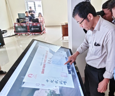 Đại biểu trải nghiệm xem Triển lãm trực tuyến tại Bình Định trên màn hình cảm ứng - Ảnh: T.H Đại biểu trải nghiệm xem triển lãm trực tuyến tại Bình Định trên màn hình cảm ứng - Ảnh: T.H