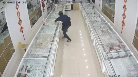 Đang thi hành án treo tiếp tục đi cướp tiệm vàng - Ảnh 1. Hiện trường vụ án cướp tiệm vàng ở Hưng Yên ngày 18-8 - Ảnh: Chụp màn hình