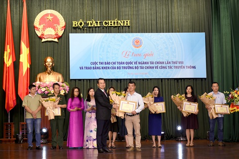 Loạt bài về hóa đơn điện tử của Báo Tuổi Trẻ đạt giải B cuộc thi viết về ngành Tài chính - Ảnh 3. Lãnh đạo Bộ Tài chính trao bằng khen của bộ trưởng Bộ Tài chính cho báo Tuổi Trẻ - Ảnh: Đ.MINH