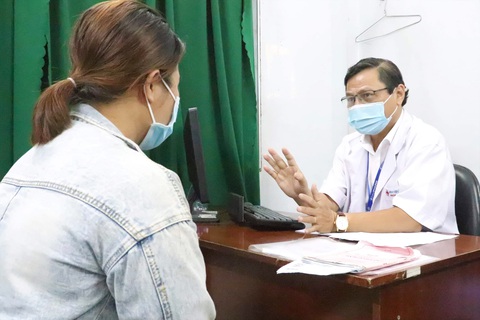 Bác sĩ Bệnh viện Tâm thần trung ương 2 (Đồng Nai) thăm khám cho bệnh nhân - Ảnh: X.MAI Bác sĩ Bệnh viện Tâm thần trung ương 2 (tỉnh Đồng Nai) thăm khám cho bệnh nhân - Ảnh: X.MAI