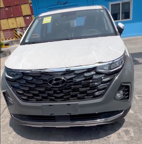 Hyundai Custo và Palisade: - Ảnh 2. Hình ảnh Hyundai Custo từng xuất hiện tại Việt Nam. Ngoại thất được đánh giá cao về thẩm mỹ và tính khí động học nhờ ngôn ngữ thiết kế "Parametric Dynamics Design". Những trang bị tiêu biểu trên bản cao cấp nhất có hệ thống chiếu sáng LED, gương chiếu hậu chỉnh điện tích hợp báo rẽ, bộ mâm đa chấu kích thước 18 inch - Ảnh: Hyundai Custo Việt Nam/Facebook