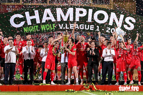 CLB Công An Hà Nội vô địch V-League 2023: Có gì phải bàn cãi - Ảnh 2. Các cầu thủ Công An Hà Nội ăn mừng nhận cúp vô địch V-League 2023 - Ảnh: NAM TRẦN