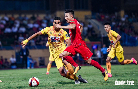 CLB Công An Hà Nội vô địch V-League 2023: Có gì phải bàn cãi - Ảnh 1. Quang Hải (áo đỏ) của CLB Công An Hà Nội trong trận hòa Thanh Hóa 1-1 - Ảnh: NAM TRẦN