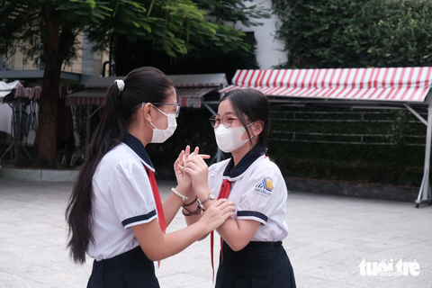 Học sinh TP.HCM háo hức đón chào năm học mới - Ảnh 1. Em Trà My (học sinh lớp 8) háo hức gặp bạn bè đầu năm học mới - Ảnh: NGỌC PHƯỢNG