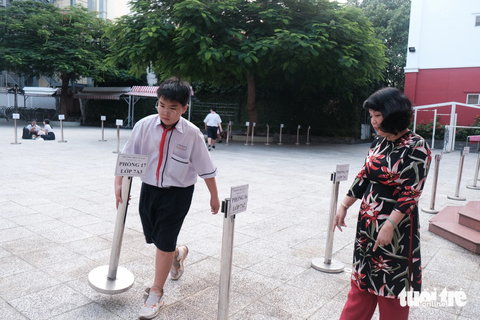 Học sinh TP.HCM háo hức đón chào năm học mới - Ảnh 4. Cô Lương Thị Đức - Tổng giám thị Trường THCS Âu Lạc, quận Tân Bình (TP.HCM) đến trường từ sớm để chuẩn bị công tác đón học sinh - Ảnh: NGỌC PHƯỢNG