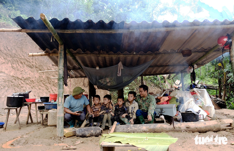 Trong túp lều dựng tạm, thầy Câu căn dặn mấy đứa nhỏ ngày mai xuống trường để học chữ, “ở trường học bán trú sẽ có chỗ ăn, chỗ ở, bố mẹ không phải lo nữa” - Ảnh: NGUYÊN BẢO Trong túp lều dựng tạm, thầy Câu căn dặn mấy đứa nhỏ ngày mai xuống trường để học chữ, “ở trường học bán trú sẽ có chỗ ăn, chỗ ở, bố mẹ không phải lo nữa” - Ảnh: NGUYÊN BẢO