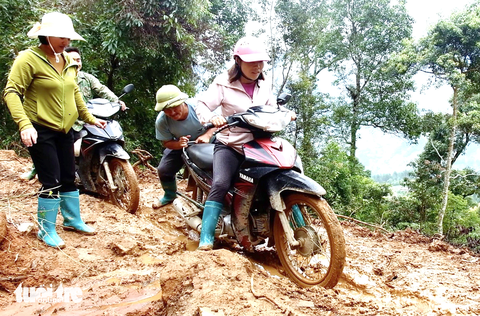 Các thầy cô vượt đường xa, trắc trở vào bản tìm học trò - Ảnh: NGUYÊN BẢO Các thầy cô vượt đường xa, trắc trở vào bản tìm học trò - Ảnh: NGUYÊN BẢO