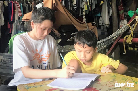Mỗi khi có thời gian rảnh, Trần Thảo Trâm lại dạy em trai học - Ảnh: ĐẶNG TUYẾT Mỗi khi có thời gian rảnh, Trần Thảo Trâm lại dạy em trai học - Ảnh: ĐẶNG TUYẾT