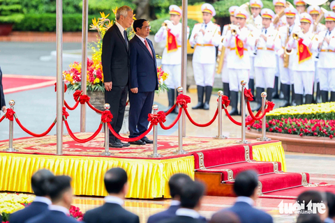 Lễ đón trọng thị Thủ tướng Singapore Lý Hiển Long - Ảnh 3. Thủ tướng Việt Nam và Singapore bước lên bục danh dự, quân nhạc lần lượt cử quốc thiều hai nước - Ảnh: NGUYỄN KHÁNH