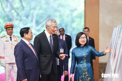 Lễ đón trọng thị Thủ tướng Singapore Lý Hiển Long - Ảnh 5. Hai nhà lãnh đạo cùng xem một triển lãm ảnh ngắn về 50 năm quan hệ Việt Nam - Singapore tại trụ sở Chính phủ - Ảnh: NGUYỄN KHÁNH