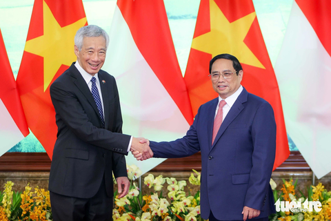 Lễ đón trọng thị Thủ tướng Singapore Lý Hiển Long - Ảnh 6. Thủ tướng Phạm Minh Chính bắt tay Thủ tướng Lý Hiển Long trước hội đàm - Ảnh: NGUYỄN KHÁNH