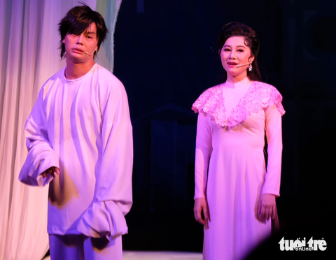 Cầm Thanh (NSƯT Quế Trân) nỗ lực giúp Liêm (Võ Minh Lâm) thoát khỏi bệnh điên - Ảnh: LINH ĐOAN Cầm Thanh (NSƯT Quế Trân) nỗ lực giúp Liêm (Võ Minh Lâm) thoát khỏi bệnh điên - Ảnh: LINH ĐOAN