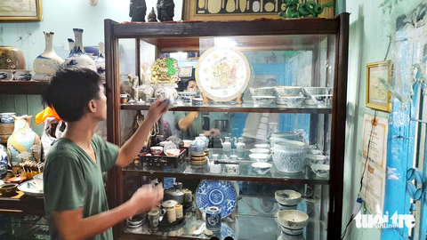 Các cổ vật đã được bàn tay Duy sửa chữa, phục hồi - Ảnh: CHUNG THANH HUY Các cổ vật đã được bàn tay Duy sửa chữa, phục hồi - Ảnh: CHUNG THANH HUY