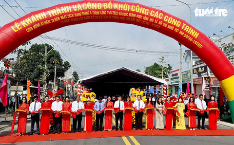 Chủ tịch UBND tỉnh Bình Dương Võ Văn Minh (chính giữa) cùng lãnh đạo tỉnh và TP Thủ Dầu Một thực hiện nghi thức đưa vào sử dụng và khởi công mới các tuyến đường và trường học - Ảnh: BÁ SƠN Chủ tịch UBND tỉnh Bình Dương Võ Văn Minh (chính giữa) cùng lãnh đạo tỉnh và TP Thủ Dầu Một thực hiện nghi thức đưa vào sử dụng và khởi công mới các tuyến đường và trường học - Ảnh: BÁ SƠN