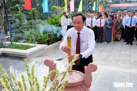 Lãnh đạo TP.HCM dâng hương tưởng nhớ 5 nguyên lãnh đạo Đảng tại huyện Hóc Môn - Ảnh 1. Bí thư Thành ủy TP.HCM Nguyễn Văn Nên dâng hương tưởng niệm các nguyên lãnh đạo Đảng - Ảnh: PHƯƠNG NHI