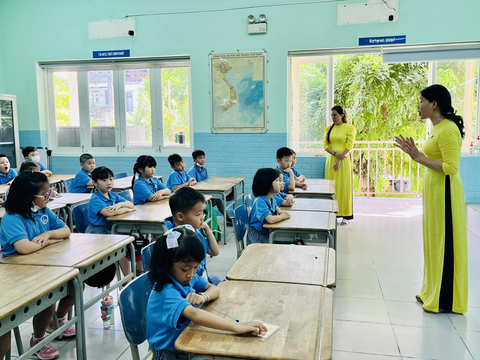 Năm nay, học sinh tiểu học TP.HCM có còn vào học lúc 7h30? - Ảnh 1. Học sinh lớp 1 Trường tiểu học Đinh Tiên Hoàng, quận 1, TP.HCM trong ngày tựu trường hôm 21-8 - Ảnh: MỸ DUNG