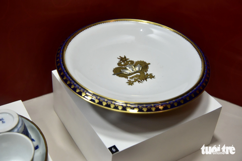Đĩa bồng được sản xuất từ năm 1923, men nhiều màu dát vàng (gốm Việt Nam đặt hàng Pháp sản xuất) - Ảnh: T.T.D. Đĩa bồng được sản xuất từ năm 1923, men nhiều màu dát vàng (gốm Việt Nam đặt hàng Pháp sản xuất) - Ảnh: T.T.D.