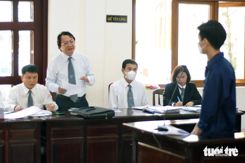 Giám đốc vẽ 'dự án ma', chiếm đoạt hơn 20 tỉ đồng của khách hàng - Ảnh 3. Luật sư đặt câu hỏi đối với Nguyễn Đình Chính tại phiên tòa - Ảnh: A LỘC