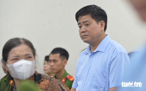 Ông Nguyễn Đức Chung lãnh 18 tháng tù trong vụ nâng khống giá cây xanh - Ảnh 1. Bị cáo Nguyễn Đức Chung nghe tòa tuyên án - Ảnh: DANH TRỌNG