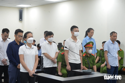 Ông Nguyễn Đức Chung lãnh 18 tháng tù trong vụ nâng khống giá cây xanh - Ảnh 2. Các bị cáo nghe tòa tuyên án - Ảnh: DANH TRỌNG