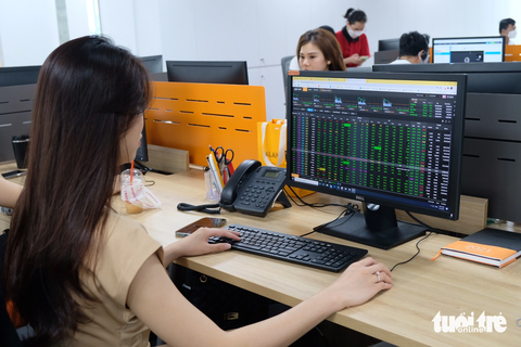 Chứng khoán hồi phục, nhiều nhà đầu tư có lãi sau pha 'vợt' cổ phiếu ở phiên giảm sâu - Ảnh 1. Thị trường chứng khoán hồi phục về vùng 1.200 điểm - Ảnh: BÔNG MAI