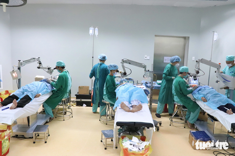 Vượt đường xa, bác sĩ TP.HCM mổ mắt miễn phí người dân Cà Mau - Ảnh 1. Người dân Cà Mau có hoàn cảnh khó khăn bị đục thủy tinh thể được các bác sĩ ở TP.HCM mổ mắt phaco miễn phí tại Bệnh viện Đa khoa Cái Nước - Ảnh: X.MAI