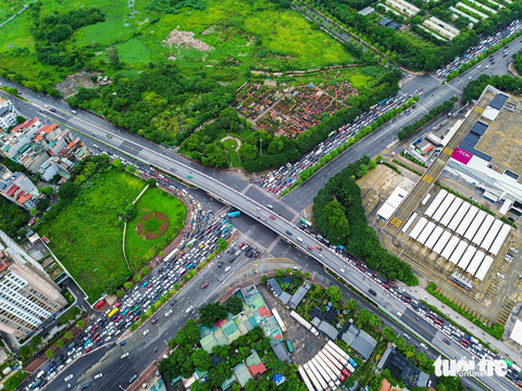 Hiện trạng giao thông trước ngày thông xe cầu Vĩnh Tuy 2 - Ảnh 2. Toàn cảnh nút giao Cổ Linh ùn tắc - Ảnh: HỒNG QUANG