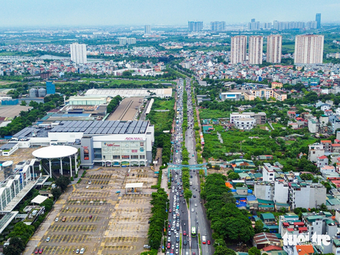 Hiện trạng giao thông trước ngày thông xe cầu Vĩnh Tuy 2 - Ảnh 4. Tình trạng tương tự cũng diễn ra ở phía đường Cổ Linh. Nhu cầu lên cầu vượt thấp, tài xế chủ yếu chờ để rẽ trái vào cầu Vĩnh Tuy.