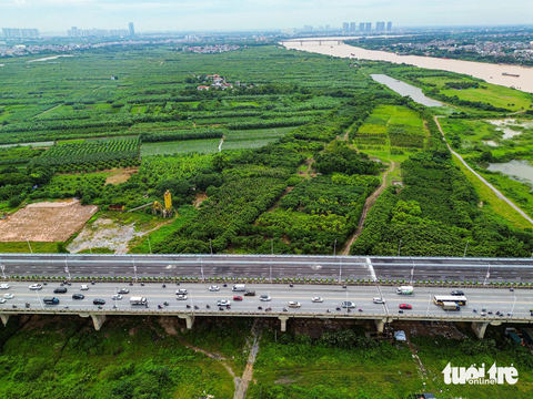 Hiện trạng giao thông trước ngày thông xe cầu Vĩnh Tuy 2 - Ảnh 8. Trước khi có giai đoạn 2, cả hai hướng của cầu Vĩnh Tuy được lưu thông cùng trên một đơn nguyên cầu - Ảnh: HỒNG QUANG