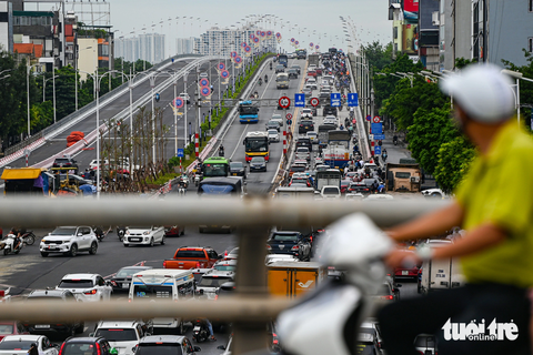 Hiện trạng giao thông trước ngày thông xe cầu Vĩnh Tuy 2 - Ảnh 12. Nhiều người chung kỳ vọng giai đoạn 2 của cầu Vĩnh Tuy sau khi khánh thành sẽ góp phần giải quyết ùn tắc giao thông đi lại giữa 2 bờ sông Hồng - Ảnh: HỒNG QUANG
