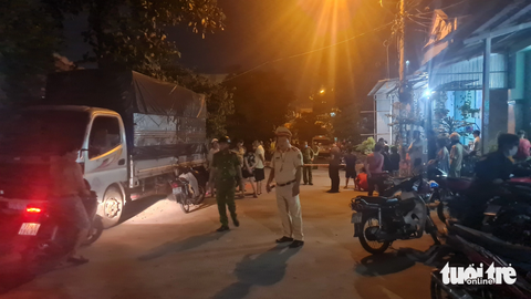 Lực lượng chức năng phong tỏa hiện trường vụ nổ - Ảnh: LÂM THIÊN Lực lượng chức năng phong tỏa hiện trường vụ nổ - Ảnh: LÂM THIÊN