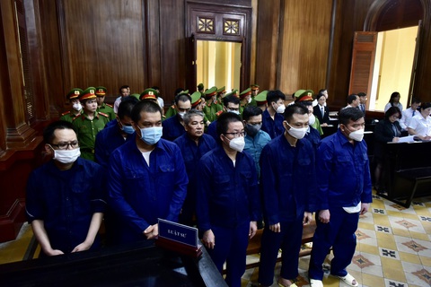 Cựu Trưởng công an phường Phú Thọ Hòa bị đề nghị 7-8 năm tù - Ảnh 1. Các bị cáo nguyên là cán bộ Công an phường Phú Thọ Hòa - Ảnh: T.T.D.