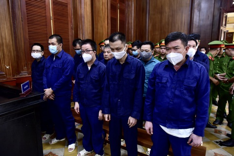 Sáng nay 13 cựu cán bộ Công an phường Phú Thọ Hòa hầu tòa - Ảnh 1. Các bị cáo tại tòa - Ảnh: T.T.D.