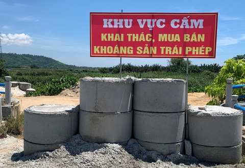 Công bố đường dây nóng, lập chuyên án, lắp camera, dựng trụ bê tông quyết dẹp cát tặc - Ảnh 1. Một trụ bê tông kiên cố được dựng lên ở lối xuống sông Trà Khúc (đoạn qua xã Nghĩa Dõng, TP Quảng Ngãi) - Ảnh: TR.M.