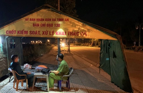 Công bố đường dây nóng, lập chuyên án, lắp camera, dựng trụ bê tông quyết dẹp cát tặc - Ảnh 2. Ban chỉ đạo 138 của xã Tịnh An đã dựng trại, lập chốt kiểm soát xử lý khai thác cát trái phép - Ảnh: T.M.