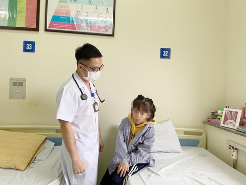Người bệnh đái tháo đường có cần dùng thuốc bổ gan? - Ảnh 1. Bác sĩ hỏi thăm bệnh nhi mắc đái tháo đường điều trị tại Bệnh viện Nội tiết trung ương - Ảnh: BVCC