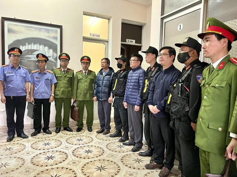 Đảng ủy Sở Giao thông Vận tải tỉnh Thừa Thiên Huế bị kỷ luật vì để cấp dưới tiêu cực, tham nhũng - Ảnh 1. Đảng ủy Sở Giao thông vận tải tỉnh Thừa Thiên Huế bị kỷ luật khiển trách vì để xảy ra sai phạm, tiêu cực tại Trung tâm Đăng kiểm xe cơ giới tỉnh. Trong ảnh: Công an Thừa Thiên Huế khởi tố, bắt tạm giam 3 lãnh đạo của Trung tâm Đăng kiểm xe cơ giới tỉnh Thừa Thiên Huế - Ảnh: QUỐC ANH