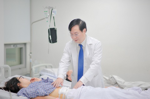 PGS.TS Nguyễn Anh Tuấn thăm khám cho bệnh nhân - Ảnh Hà Linh