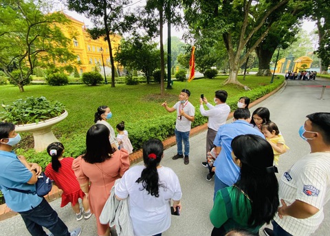 Du khách miền Tây tham quan khu Phủ chủ tịch tại Hà Nội - Ảnh: QUANG ĐỊNH Du khách từ miền Tây tham quan khu Phủ Chủ tịch tại Hà Nội - Ảnh: QUANG ĐỊNH