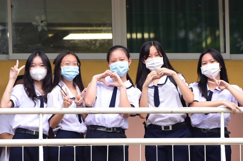 Sáng nay 28-8, học sinh cả nước tựu trường chuẩn bị năm học mới - Ảnh 1. Các em học sinh Trường THPT Nguyễn Thượng Hiền (quận Tân Bình) vui vẻ trong ngày tựu trường - Ảnh: DUYÊN PHAN